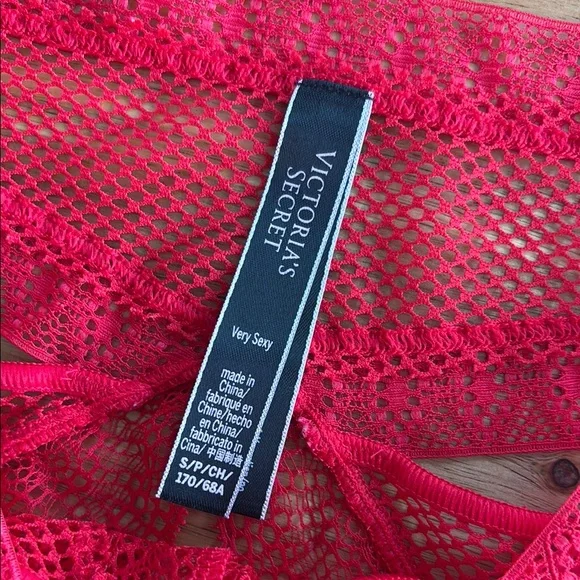 Victoria’s Secret Red Lace Push-Up Bra with Panties Set - Picture 4 of 4